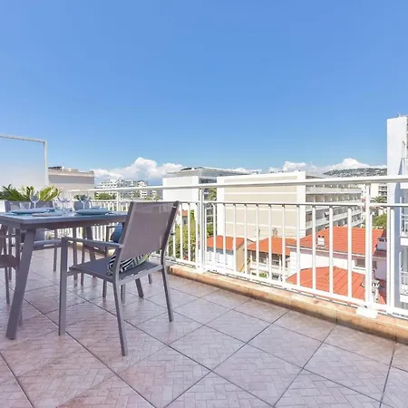 2 Minutes Walking Distance To Beaches And Shopping! With Terrace דירה