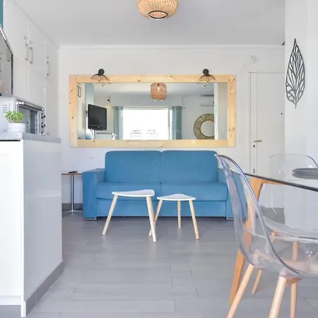 דירה 2 Minutes Walking Distance To Beaches And Shopping! With Terrace *