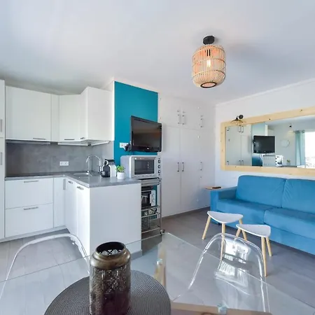 2 Minutes Walking Distance To Beaches And Shopping! With Terrace * קאן