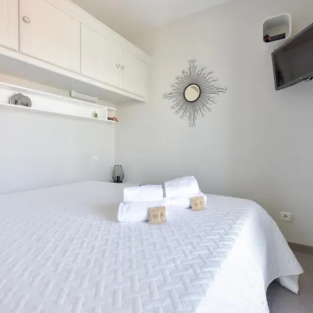 2 Minutes Walking Distance To Beaches And Shopping! With Terrace * קאן