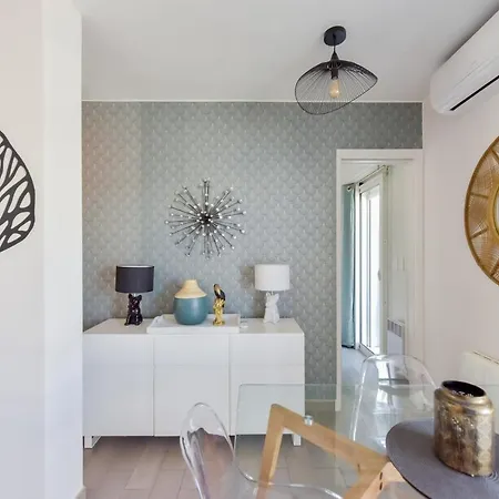 2 Minutes Walking Distance To Beaches And Shopping! With Terrace شقة